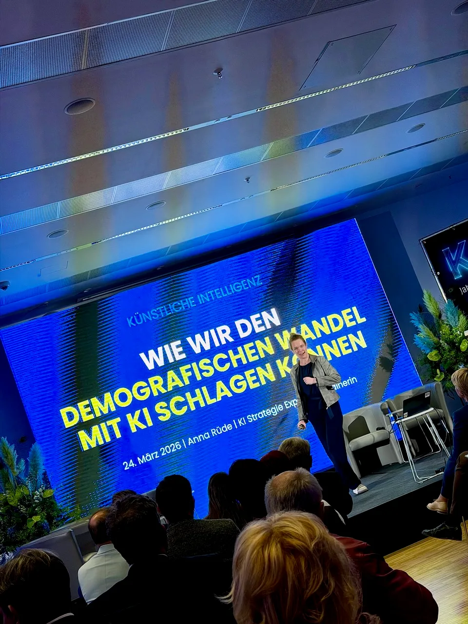 KI-Keynote: Anna Rüde auf der Bühne beim IHK-Jahresempfang in Schwerin