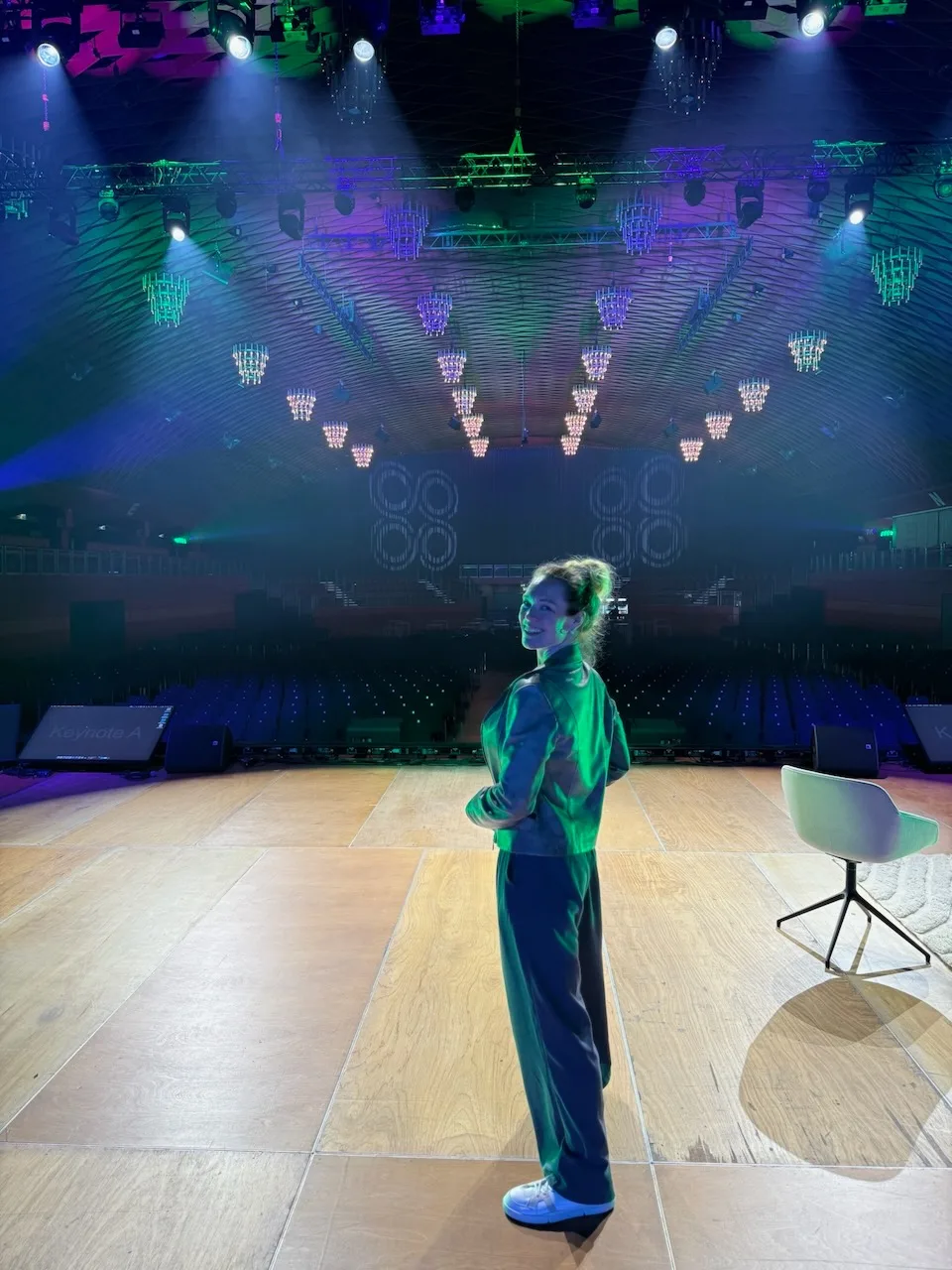 Anna Rüde auf der Bühne bei einer KI-Keynote