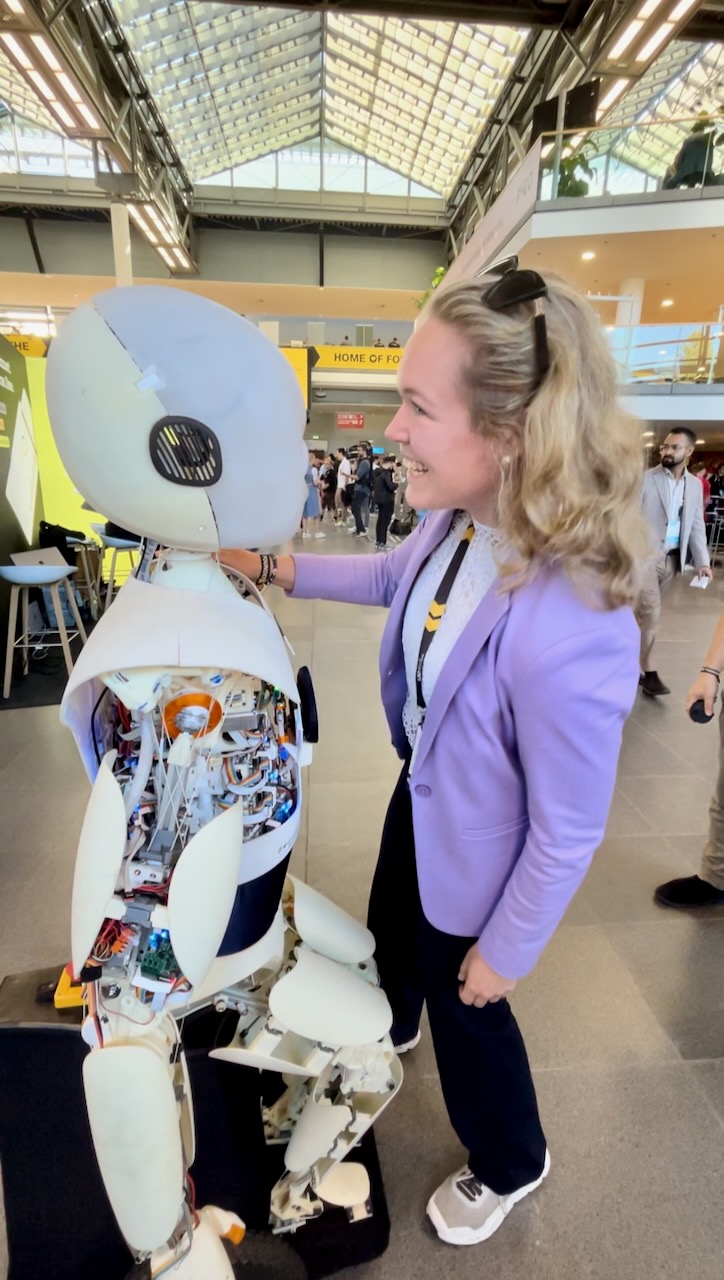 Warum ich Roboter umarme? Ich glaube fest daran, dass wir KI in unserem Leben integrieren können, wenn wir ihr aufgeschlossen begegnen